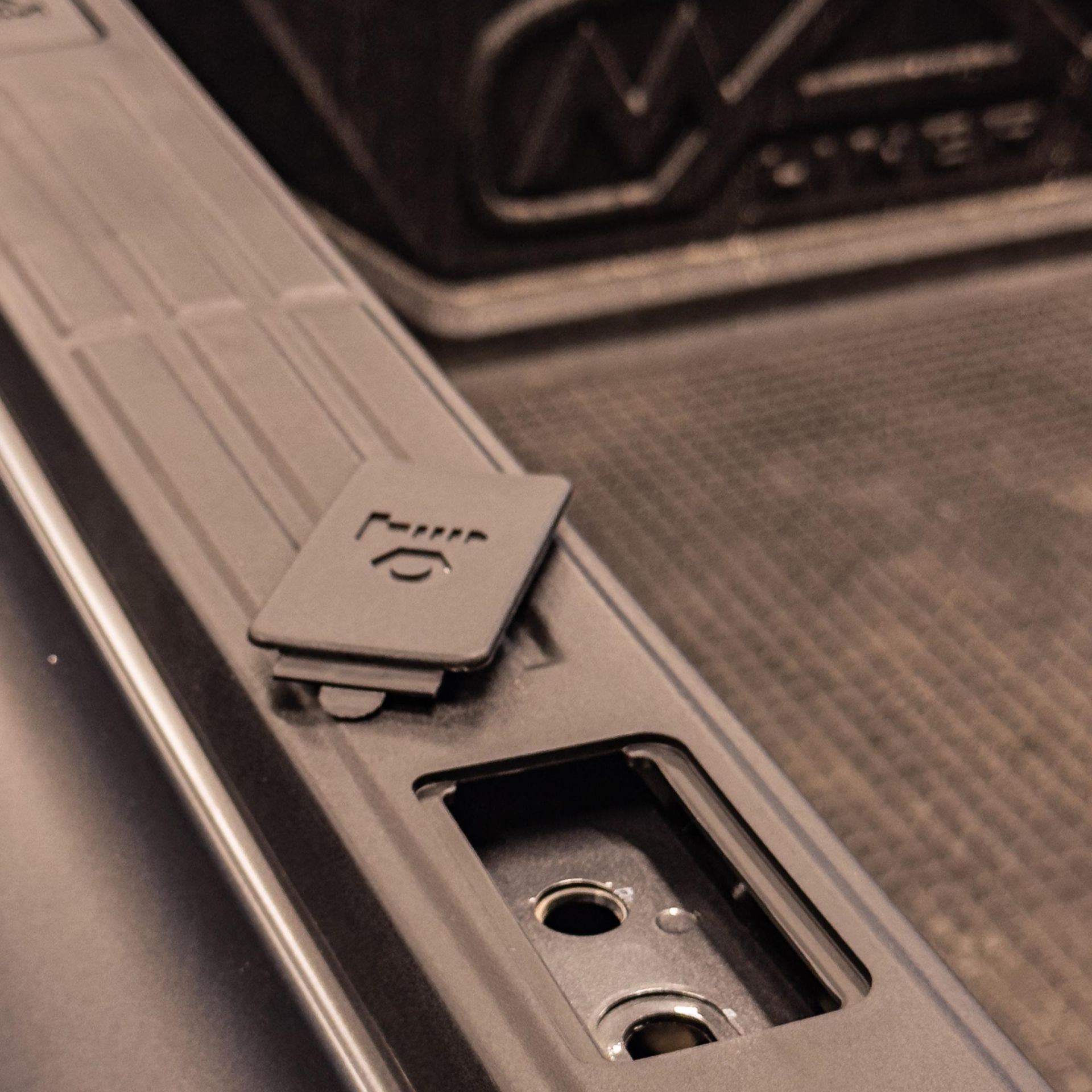 Ford Ranger T9 Kenar Plastik Çerçevesi